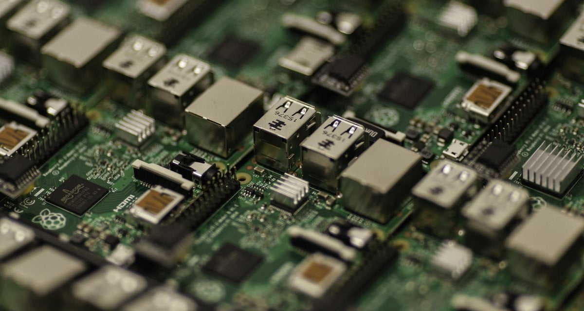 Complottista scopre un chip all'interno del suo computer - Lercio