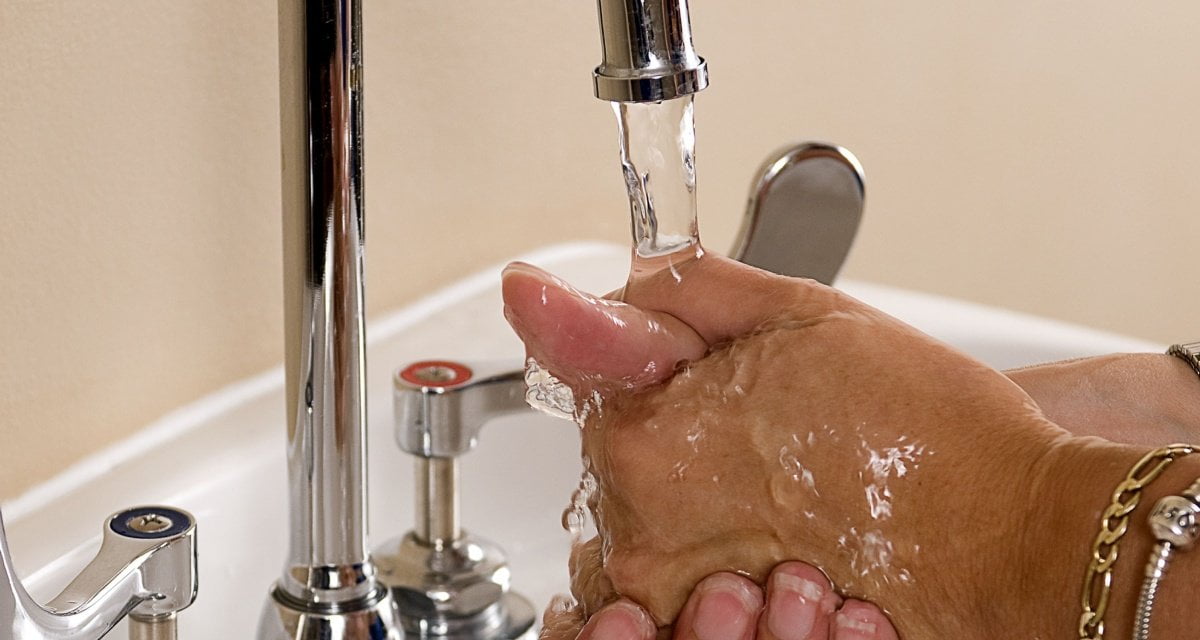 Gli esperti consigliano di lavare bene le mani prima di suicidarsi - Lercio