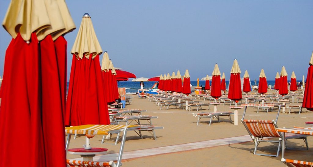 Rimini. Esce dal proprio albergo e scopre che c'è il mare - Lercio