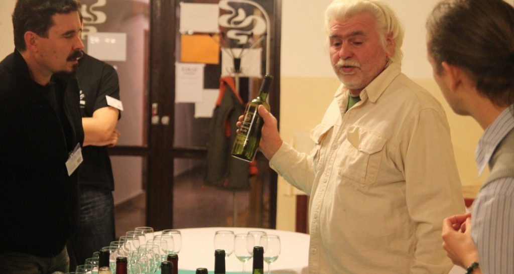 "Assaggio io". Si fingeva sommelier con gli amici solo per bere un bicchiere in più - Lercio