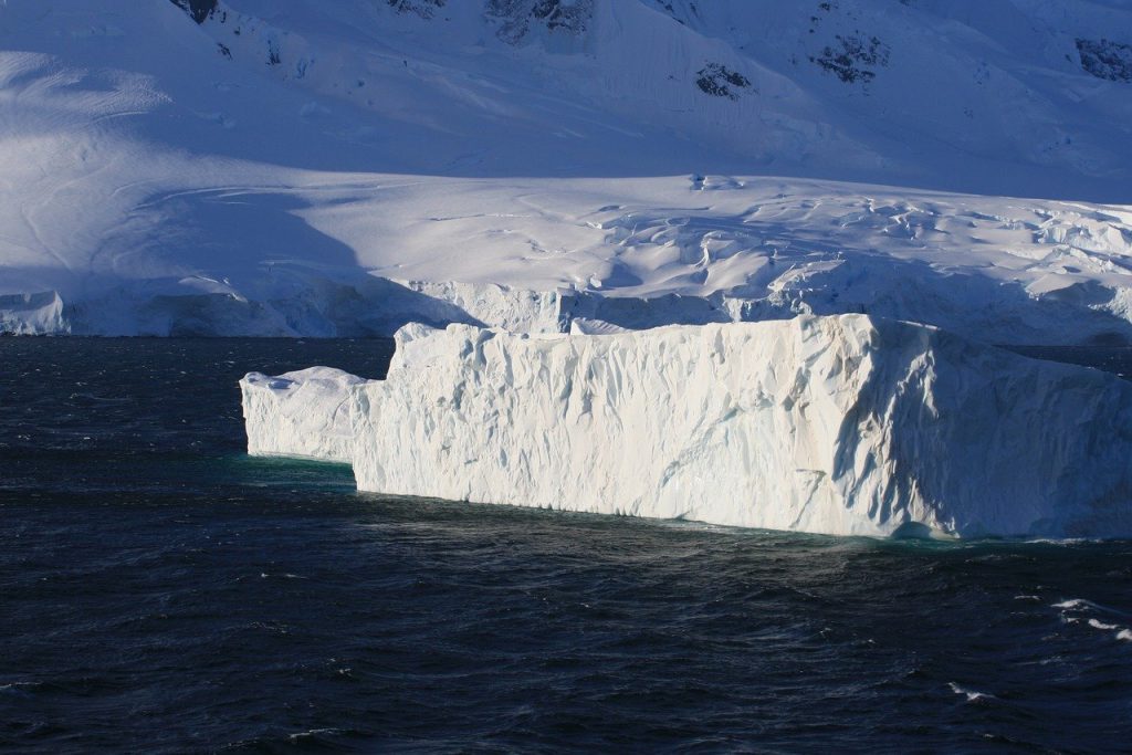 Iceberg grande come la Scozia si stacca dall'Antartide ma poi ci ripensa - Lercio