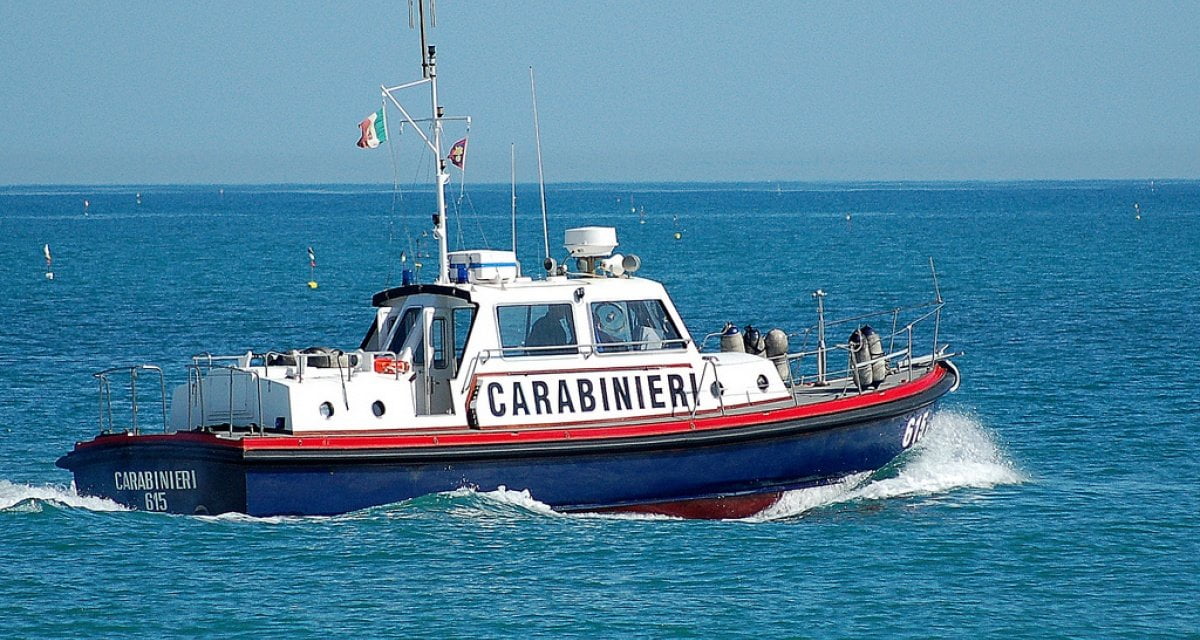 Lampedusa, respinta motovedetta con a bordo 300 carabinieri - Lercio