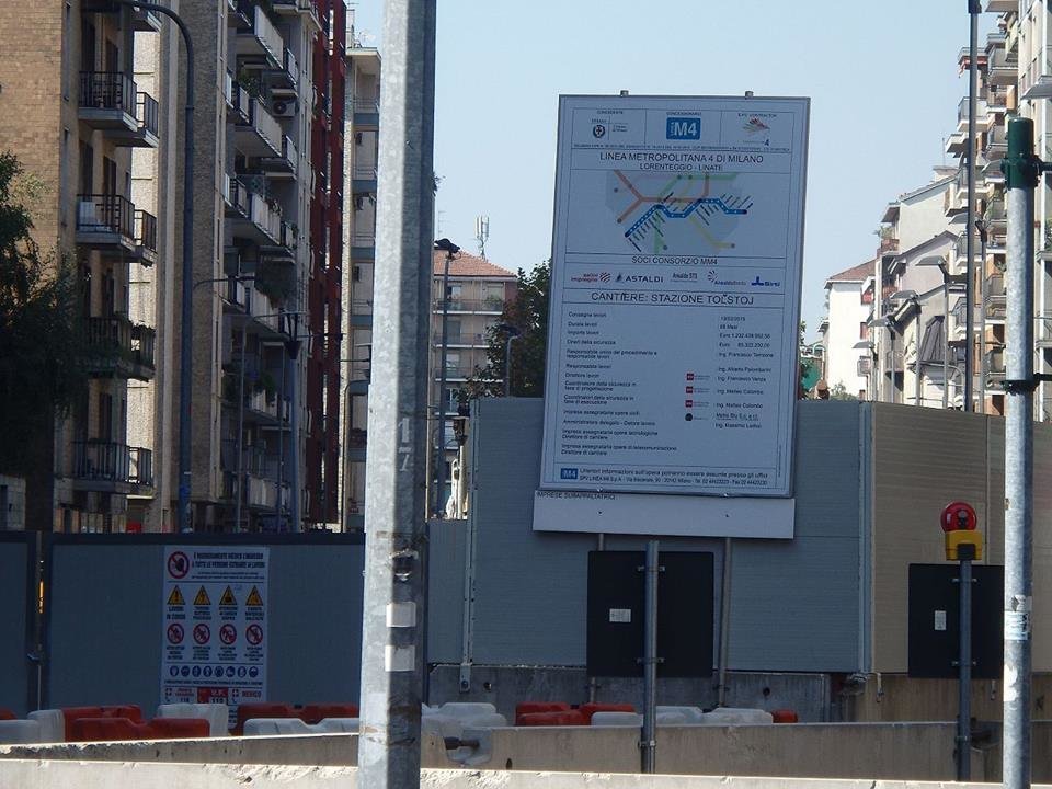 Milano: scoperto un viale scorrevole. Il sindaco si scusa e apre subito un cantiere - Lercio