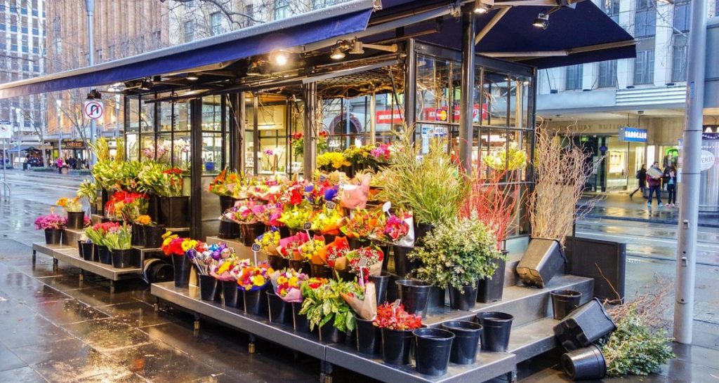 "Niente opere di bene ma fiori": fiorista si finge morto per rimpinguare il magazzino - Lercio