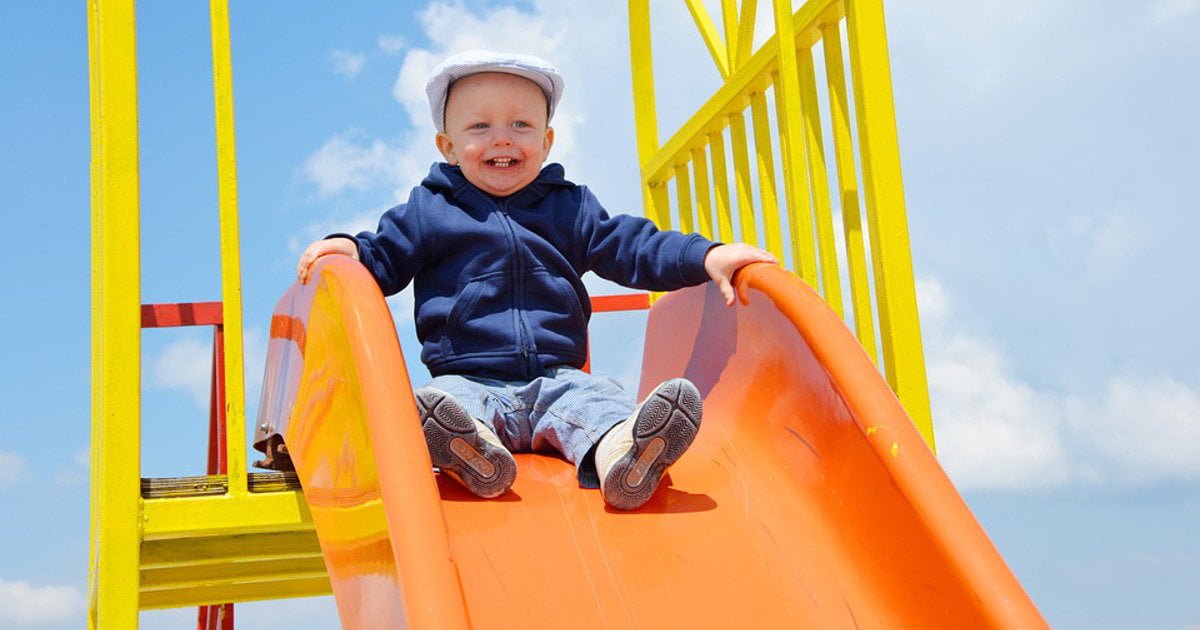 "Non sono vaccinato!" Bimbo semina il panico per avere lo scivolo tutto per sé - Lercio