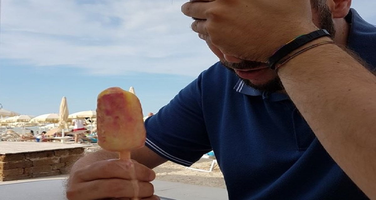Pranoterapeuta rivela: “Per colpa del mio dono non riesco a mangiare un gelato prima che si sciolga” - Lercio