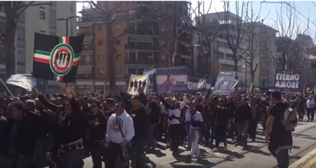 Torino, corteo di ultras della Juve si ferma a fare l'inchino davanti casa di Andrea Agnelli - Lercio