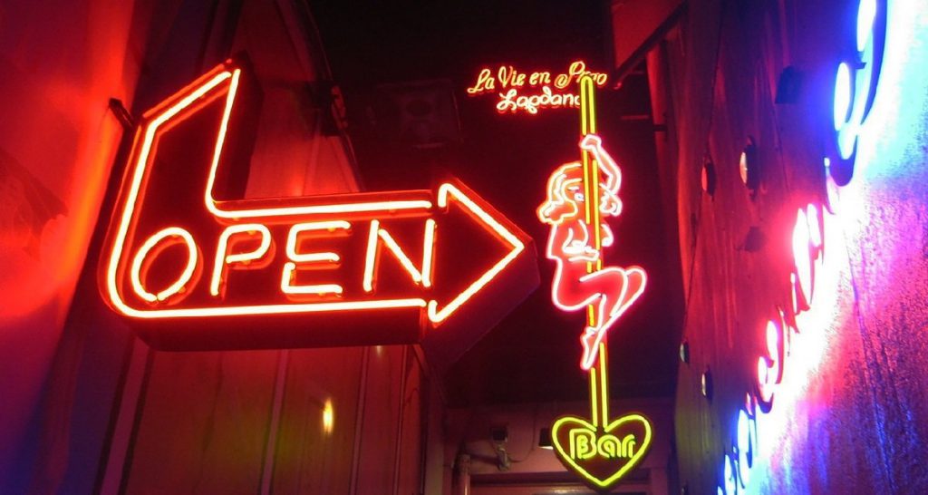 Artigiano va al night per provare nuove esperienze e gli consegnano il modulo delle tasse - Lercio