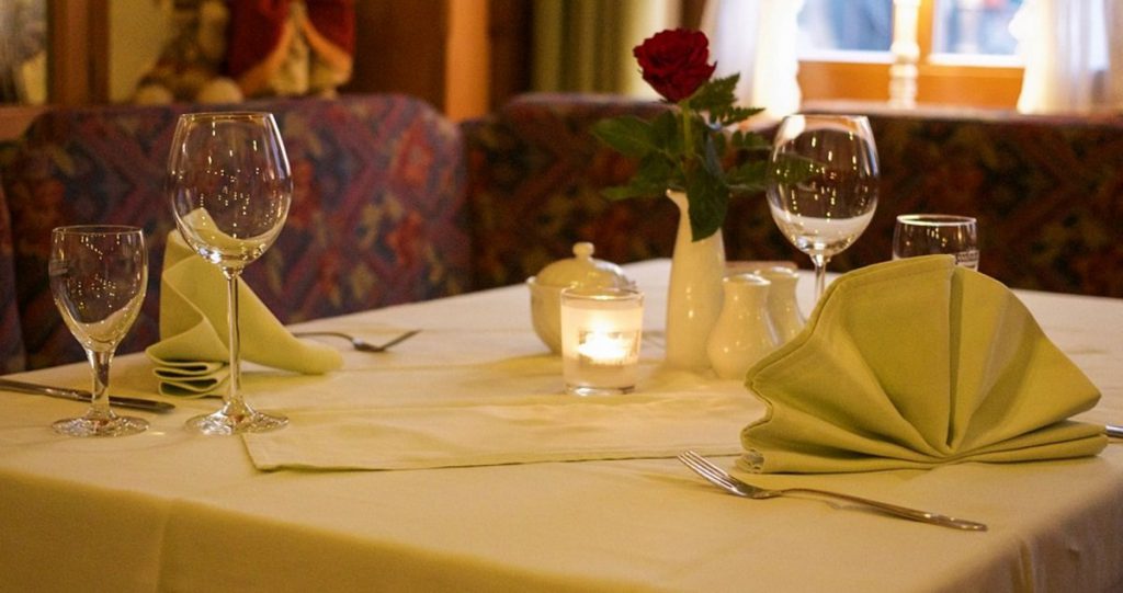 Cassazione: "Se il ristorante fa pagare il coperto piatti e posate diventano tuoi" - Lercio