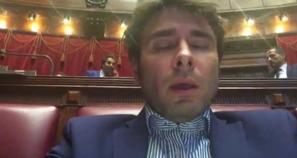 Di Battista sbaglia appartamento ed entra a casa del generale Pappalardo - Lercio