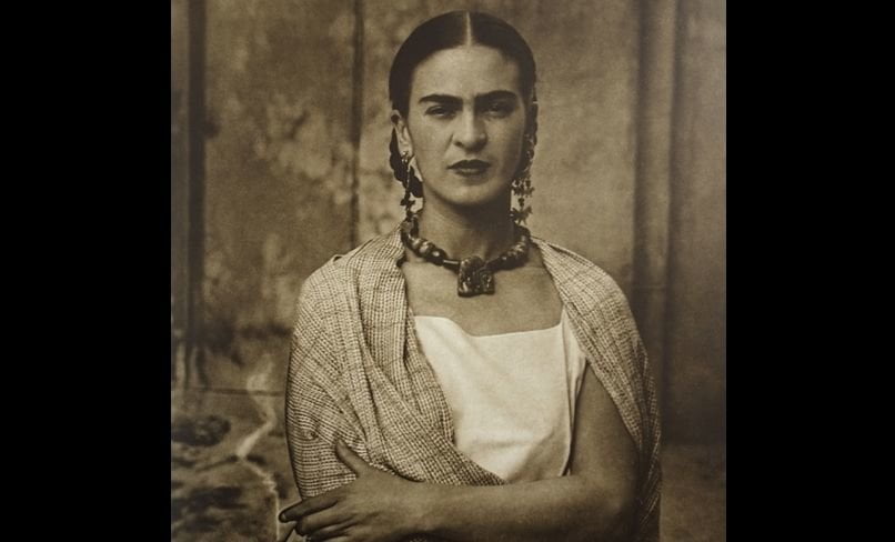Donna risparmia 38 euro di estetista a settimana per somigliare a Frida Kahlo - Lercio