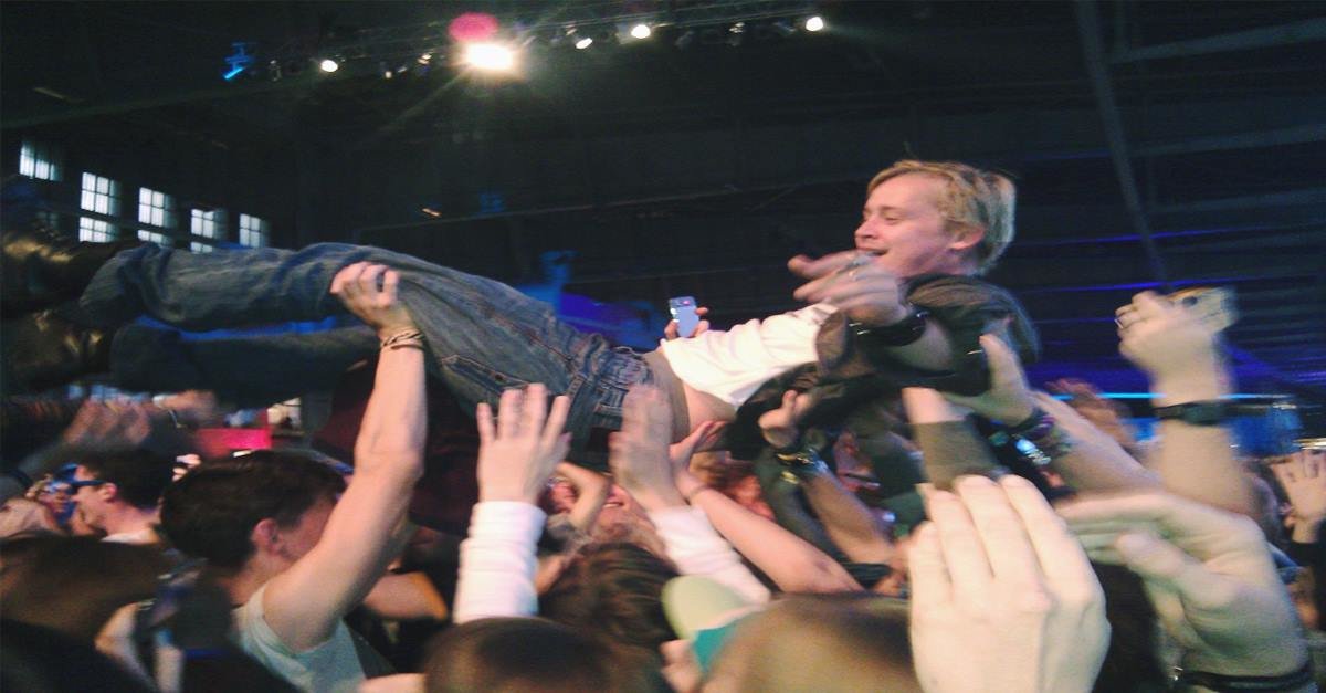 Macaulay Culkin riesce a prendere l'aereo e guarisce dalle sue dipendenze - Lercio