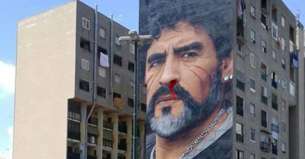 Miracolo a Napoli, murales di Maradona perde sangue dal naso - Lercio