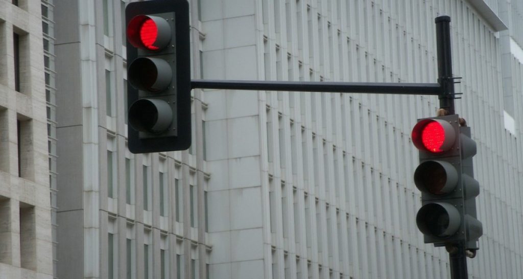 Napoli. Perde il controllo dell'auto e si ferma a un semaforo rosso - Lercio
