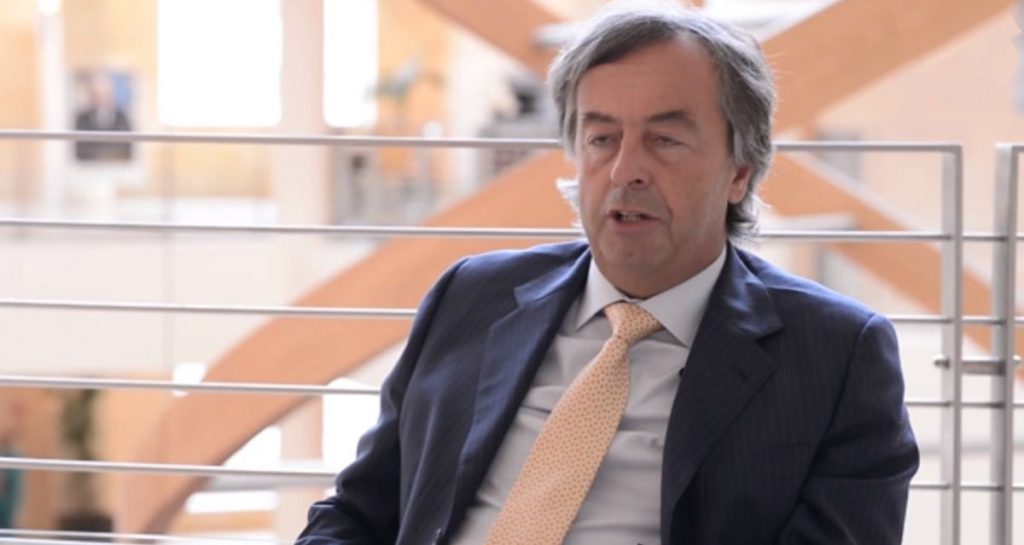 Uscito nuovo libro di Burioni, si intitola ‘Cazzo lo compri a fare ché sei un analfabeta di merda’ - Lercio