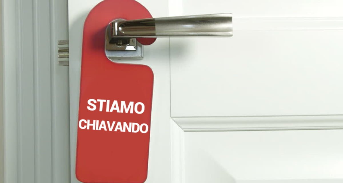 Alberghi sinceri: cartello "Do not disturb" verrà sostituito da quello "Stiamo chiavando" - Lercio