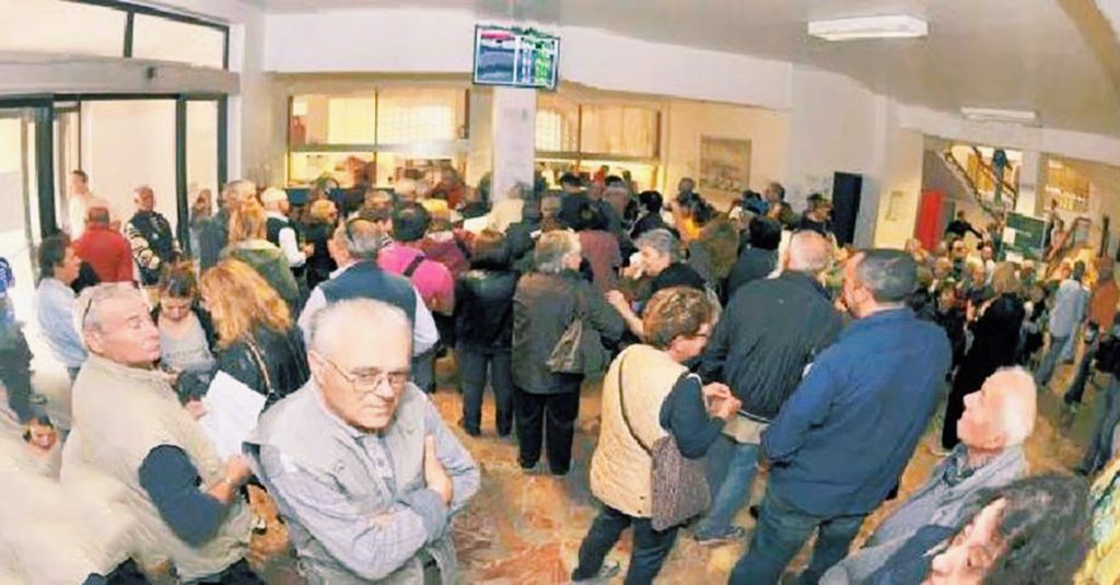 Code alle Asl, nuove misure del Governo: gli ultimi della fila potranno prenotare anche l'autopsia - Lercio