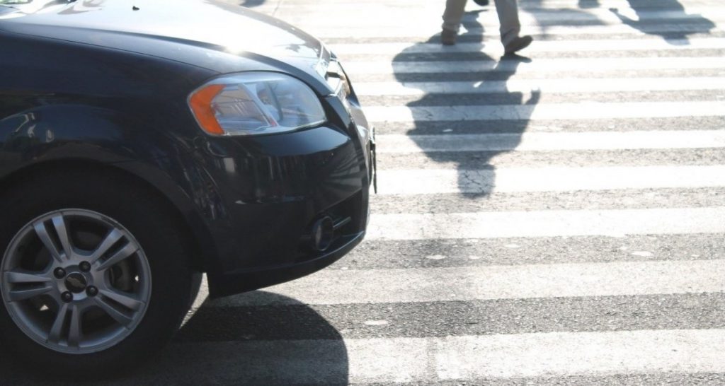 La motorizzazione: "Alzare la mano per scusarsi non dà diritto alla precedenza sulle strisce” - Lercio