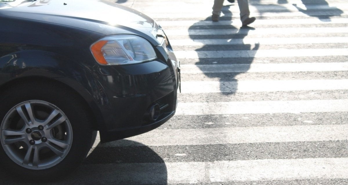 La motorizzazione: "Alzare la mano per scusarsi non dà diritto alla precedenza sulle strisce” - Lercio