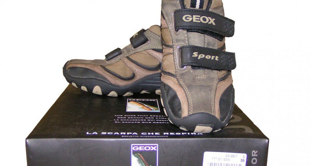 "L'importante è che respiri": feticista si scopa una Geox - Lercio