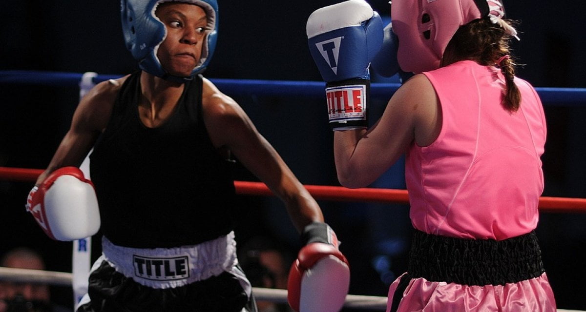 No alla violenza sulle donne: fuori legge la boxe femminile - Lercio