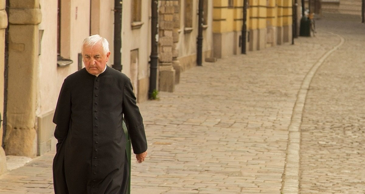 Nuovo scandalo per il Vaticano. Scoperto prete che usava i soldi delle offerte per pagare l'Imu - Lercio