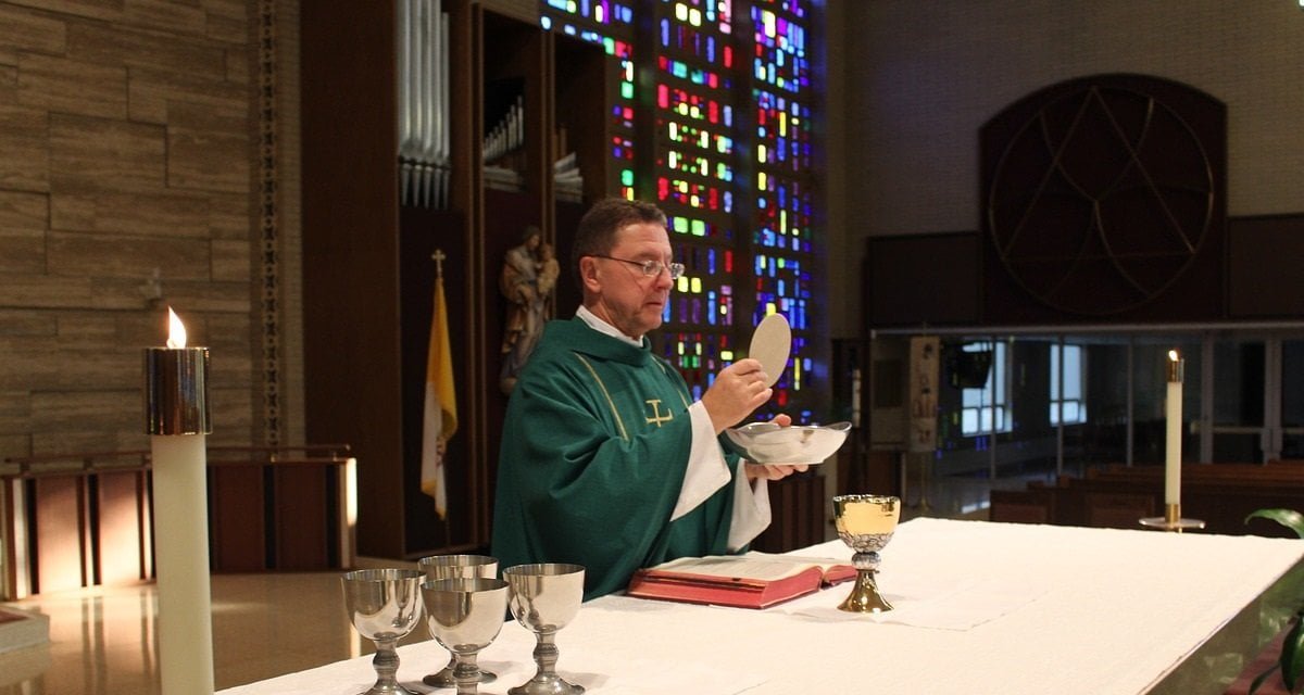 Prete lascia la tonaca per intraprendere la carriera di regista - Lercio