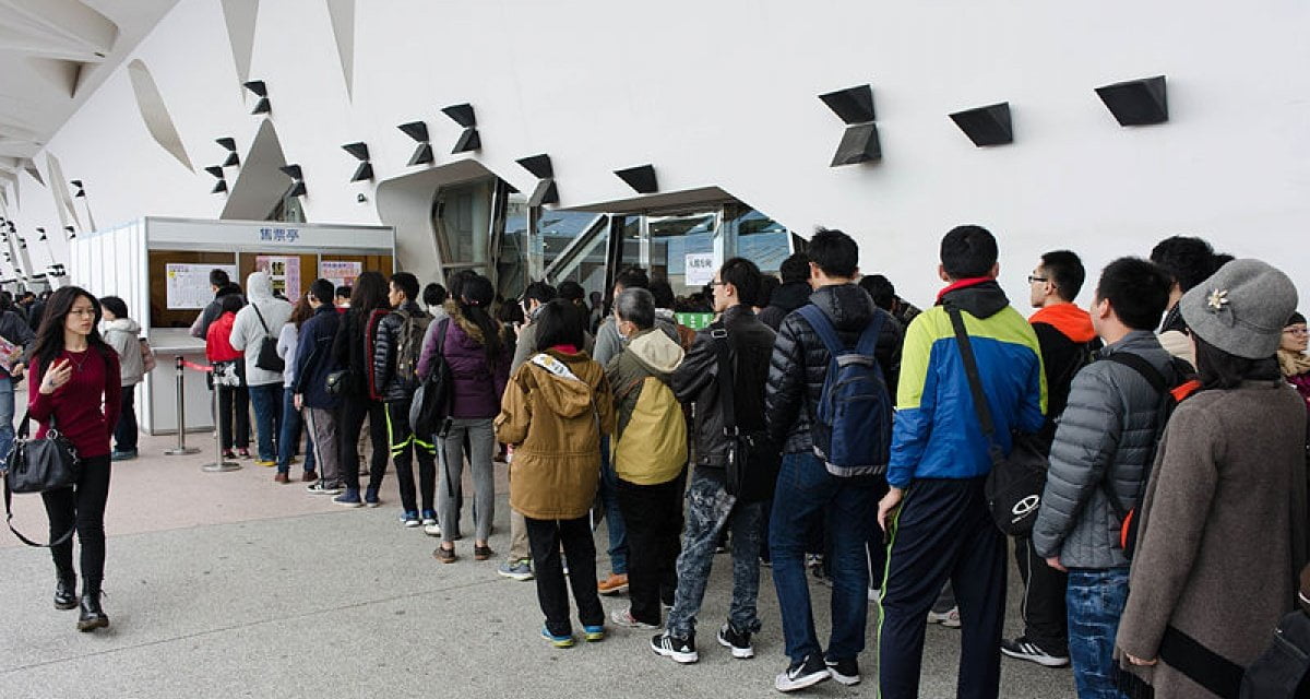 Studio conferma: sbuffare alle poste non velocizza la coda - Lercio