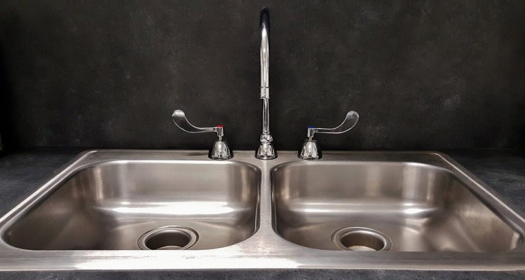 Cronaca. Scambia la bottiglia dell'acqua per quella della soda caustica: casalinga non riesce a sturare il lavandino - Lercio