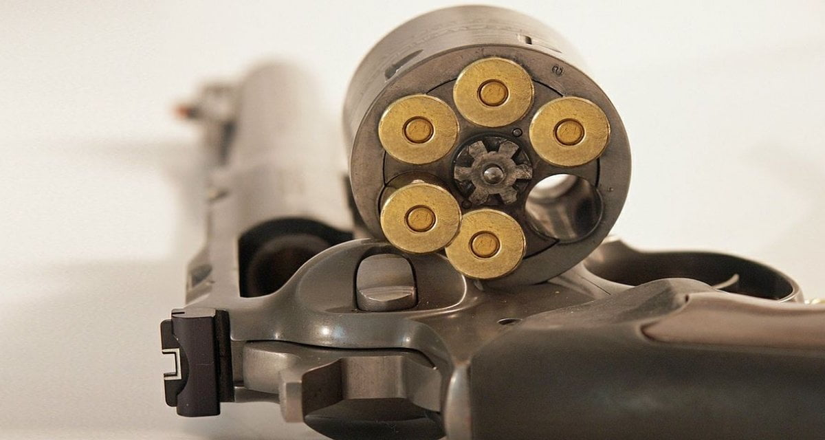 Spopola la moda della roulette russa per depressi - Lercio