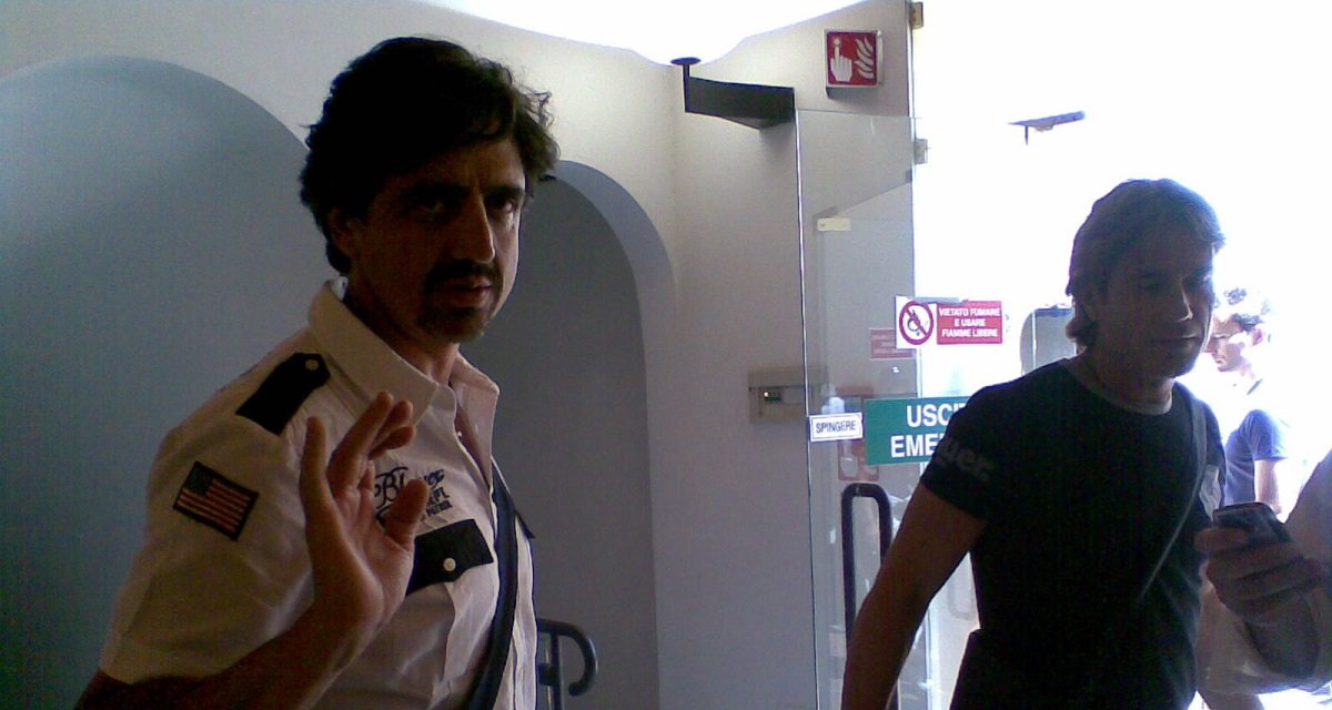 Troupe di "Striscia la notizia" aggredita da troupe de "Le Iene" - Lercio