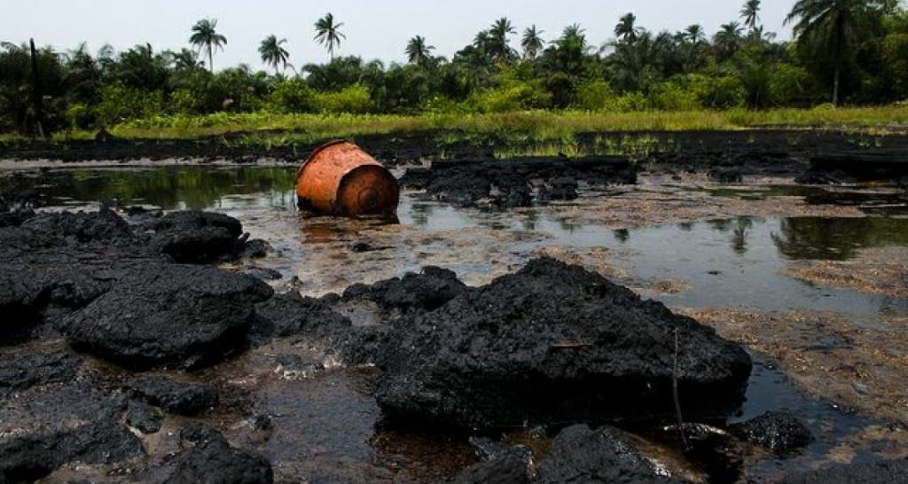 Turista si accende una sigaretta sulle rive del Niger e fa saltare in aria l'Africa occidentale - Lercio