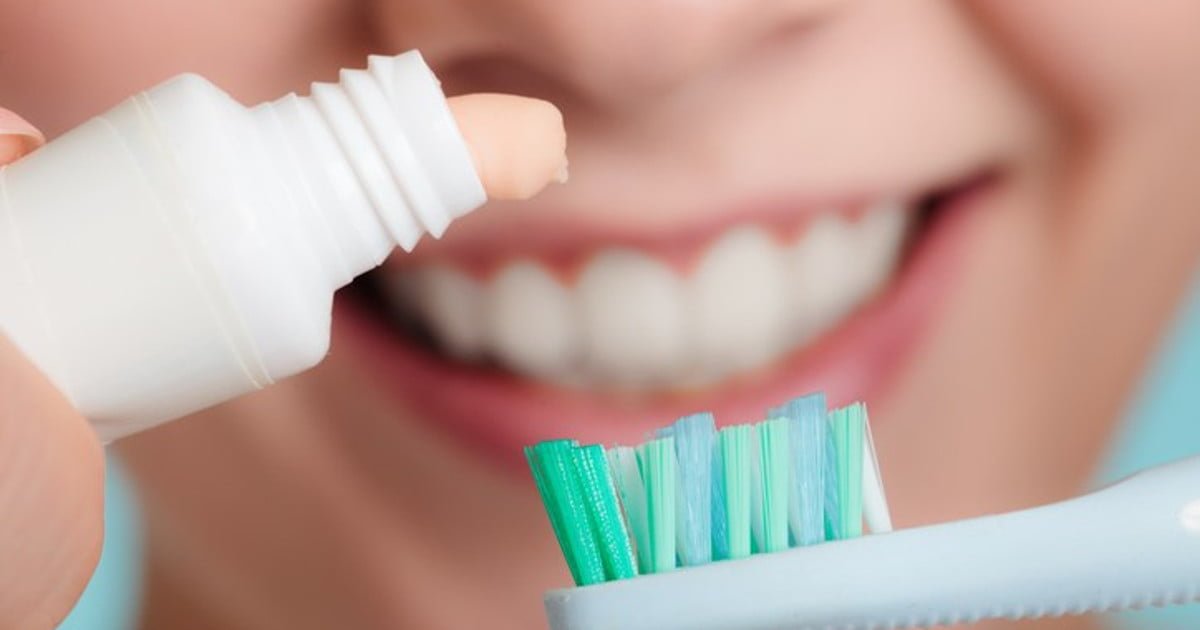 Associazione medici dentisti: "Il dentifricio è efficace il 37% in più se spremuto dal centro del tubetto" - Lercio