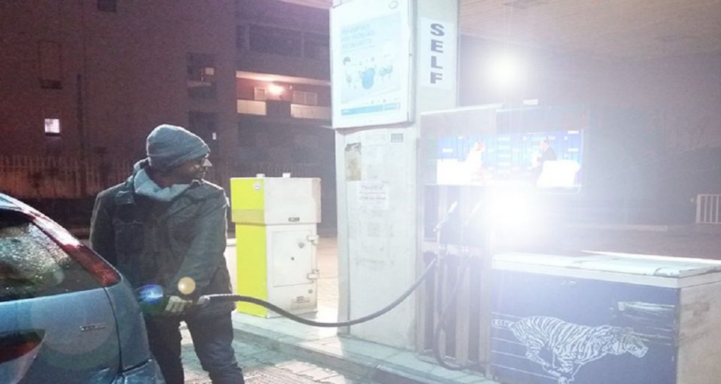 Energie alternative: Tesla lancia auto che va a interviste di Domenica Live - Lercio