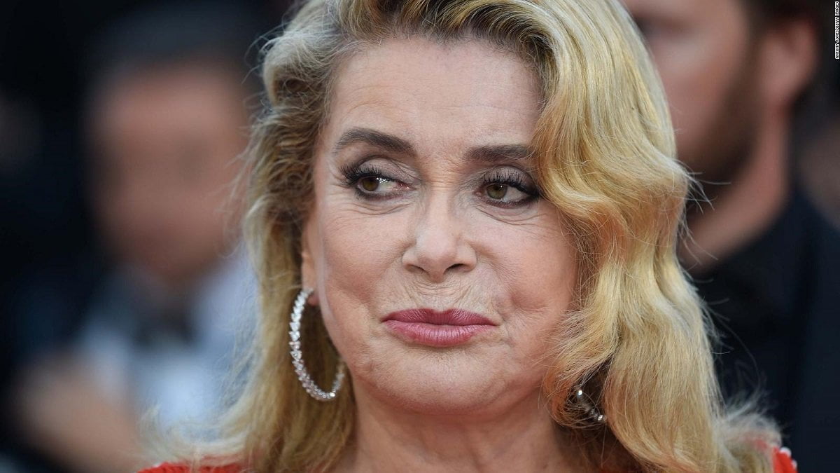 Maniaco si struscia su una donna in metro, ma è Catherine Deneuve e si sposano mercoledì - Lercio