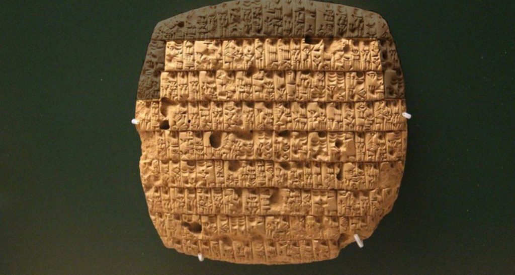 Archeologia, rinvenuta antica tavoletta d'argilla babilonese con scritto "Berlusconi presidente" - Lercio