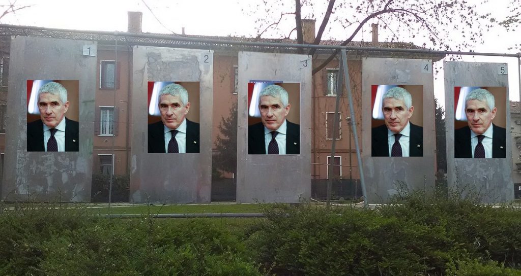 Attaccava manifesti di Casini: ragazzo aggredito dai militanti di tutti i partiti - Lercio