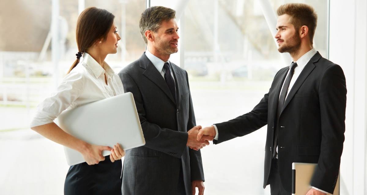 Direttore del personale impazzisce e comunica subito l'esito dei colloqui ai candidati - Lercio