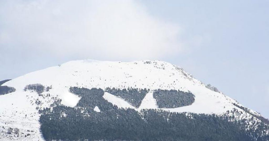 Fascisti vogliono realizzare scritta "DVX" su una montagna ma riescono a sbagliarla - Lercio