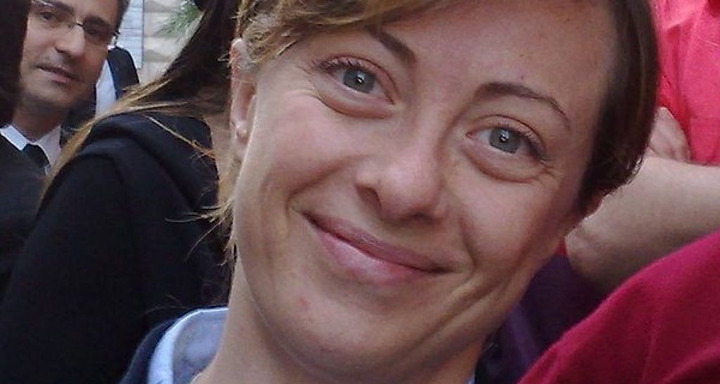 Giorgia Meloni posta una foto su Facebook di quando era vecchia - Lercio