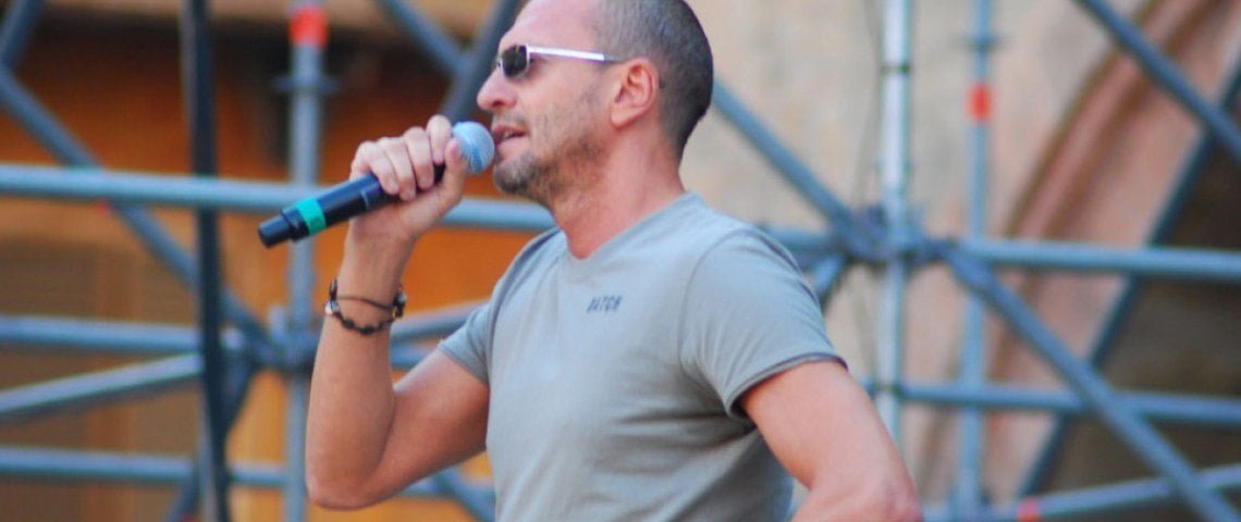 Sanremo. Ritrovati 96 testicoli dopo l'esibizione di Biagio Antonacci - Lercio