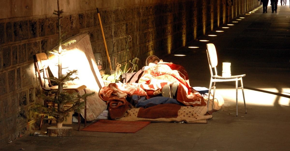 Si masturba in casa sua: barbone denunciato per atti osceni in luogo pubblico - Lercio