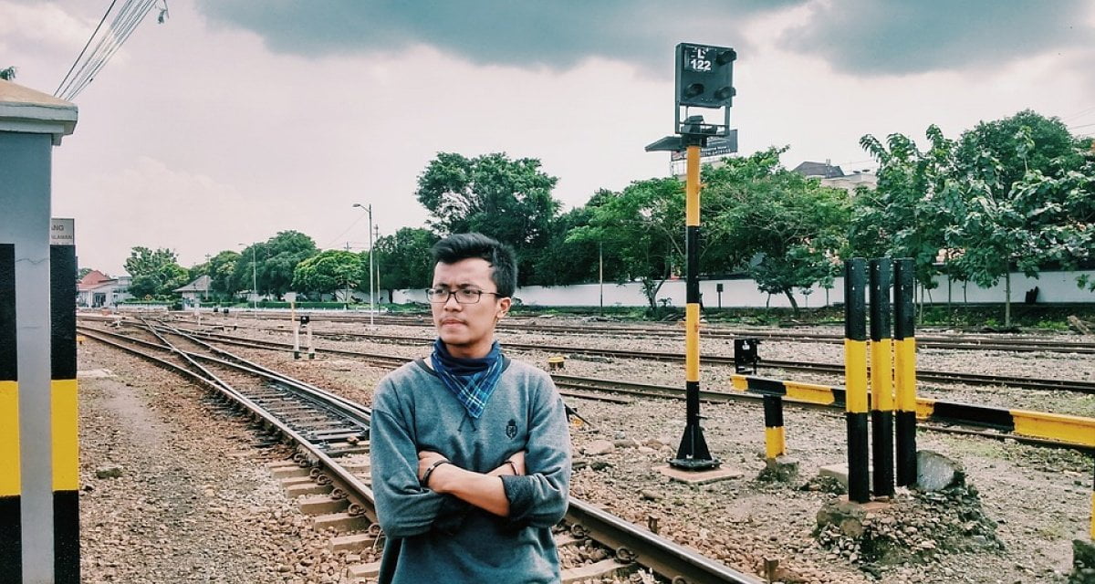 Si sdraia sui binari per suicidarsi ma il treno deraglia - Lercio