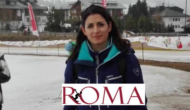Virginia Raggi mostra il logo per le Olimpiadi Invernali di Roma 2026