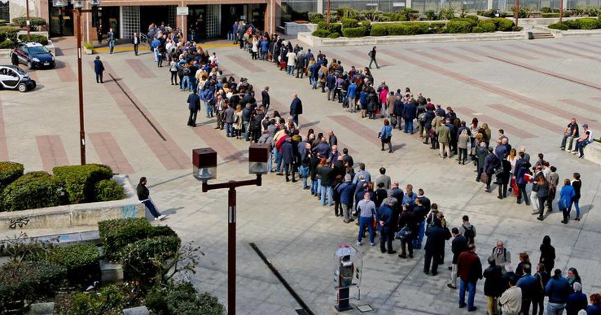 Lunghe code ai seggi, Viminale: "Gli ultimi della fila saranno considerati italiani all'estero" - Lercio