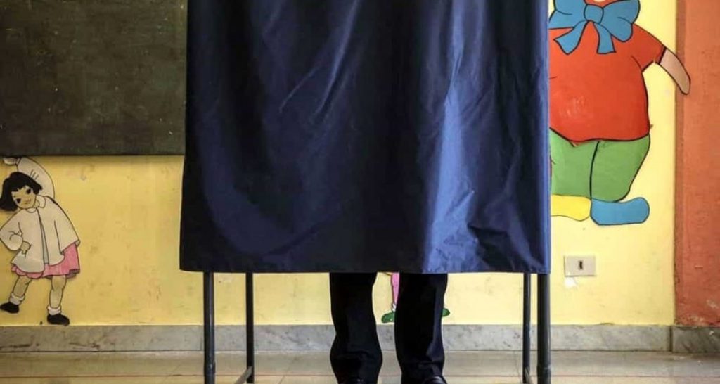 Non ricorda a quale schieramento politico appartiene: Casini ancora chiuso nella cabina elettorale - Lercio