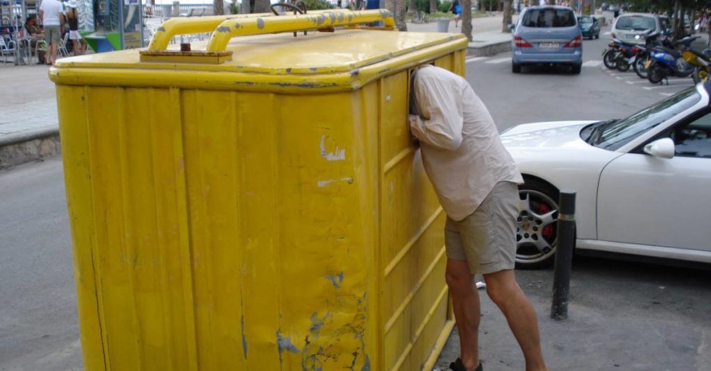 Roma: multa di 200 euro a chi rovista tra i parlamentari del PD - Lercio