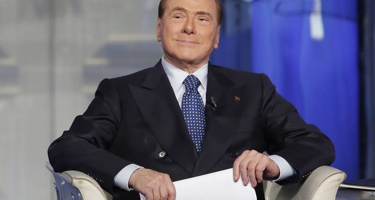 Spin doctor di Berlusconi rivela: "Sui fogli che ha sempre in mano c'è scritto come si chiama" - Lercio