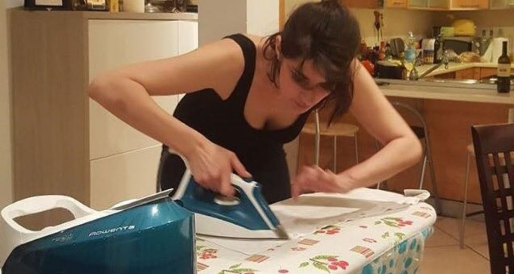 Accordo Lega-M5S: la Isoardi stirerà anche le camicie di Di Maio - Lercio