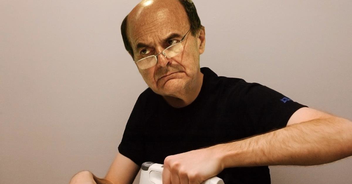 Bersani pubblica una foto in cui stira una camicetta della moglie - Lercio